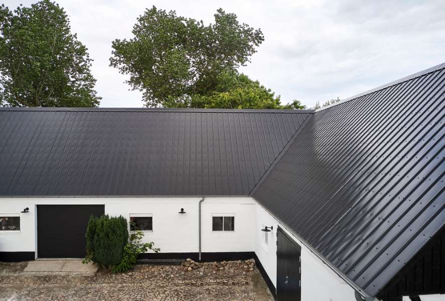 Timbre-framed farmhouse with roof made from steel profiles, Sneserevej 69, 4733 Tappernøje